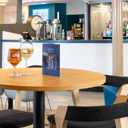 Holiday Inn Express Stafford By Ihg Exterior foto