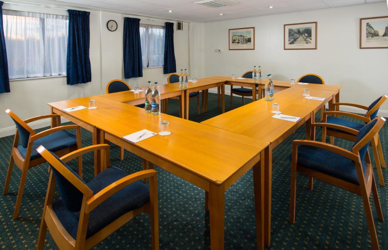 Holiday Inn Express Stafford By Ihg Exterior foto