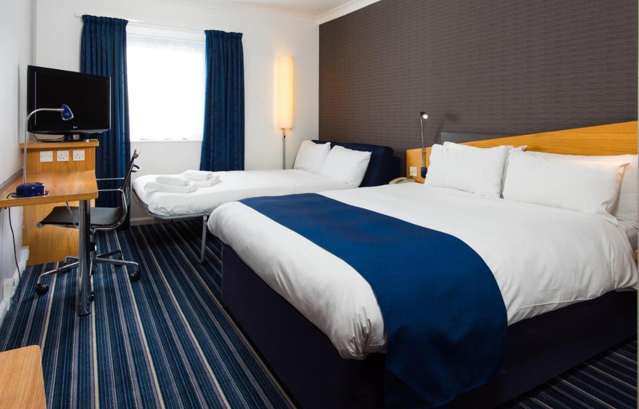 Holiday Inn Express Stafford By Ihg Exterior foto