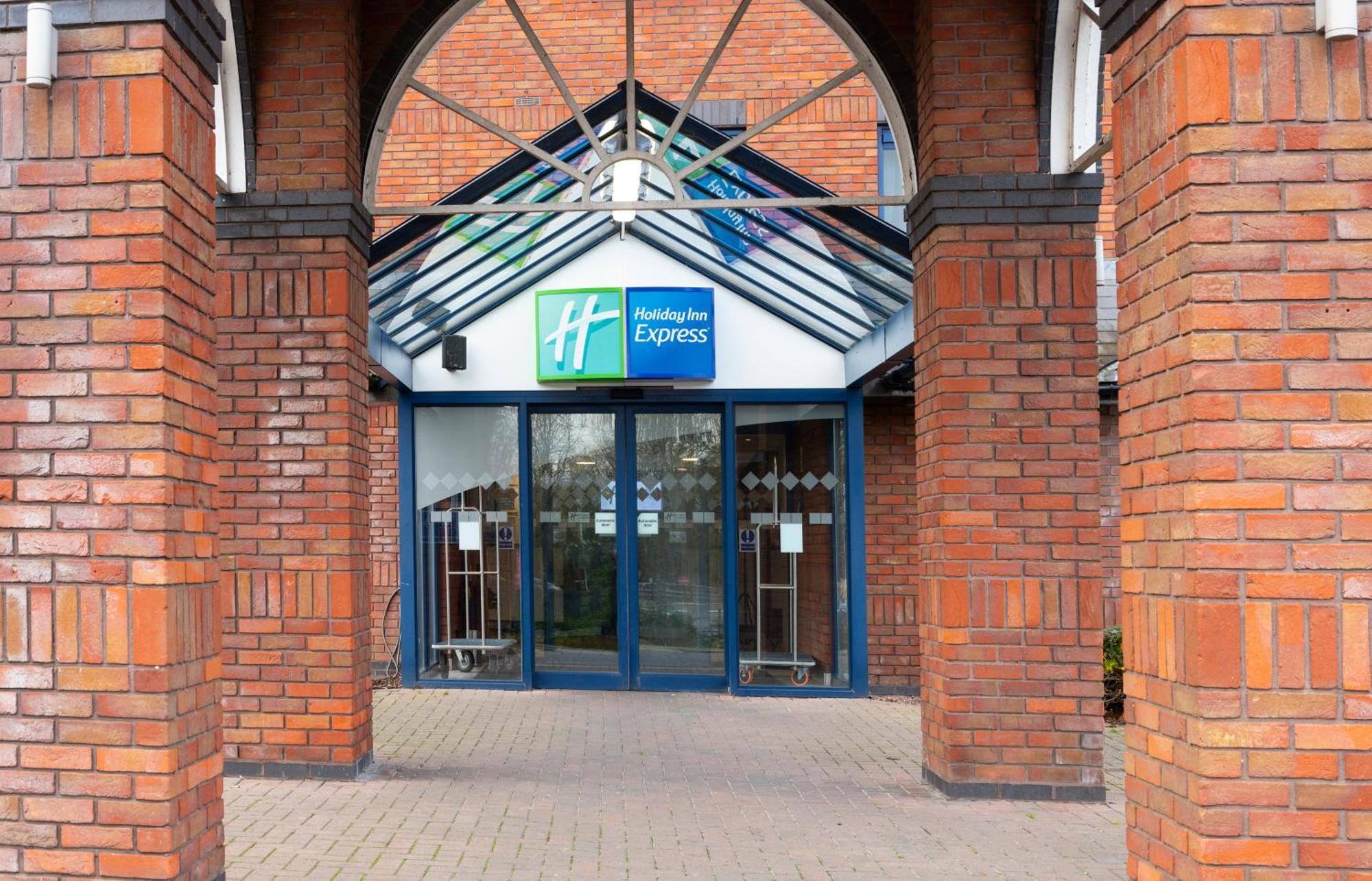 Holiday Inn Express Stafford By Ihg Exterior foto