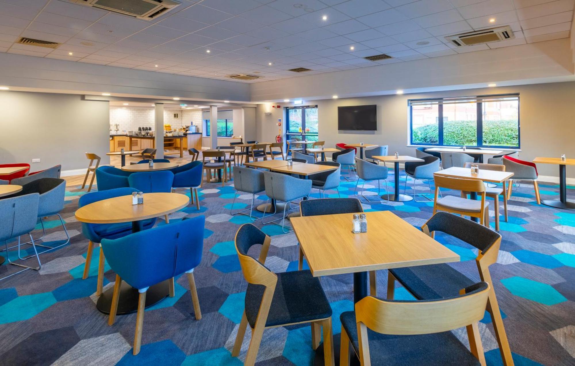 Holiday Inn Express Stafford By Ihg Exterior foto