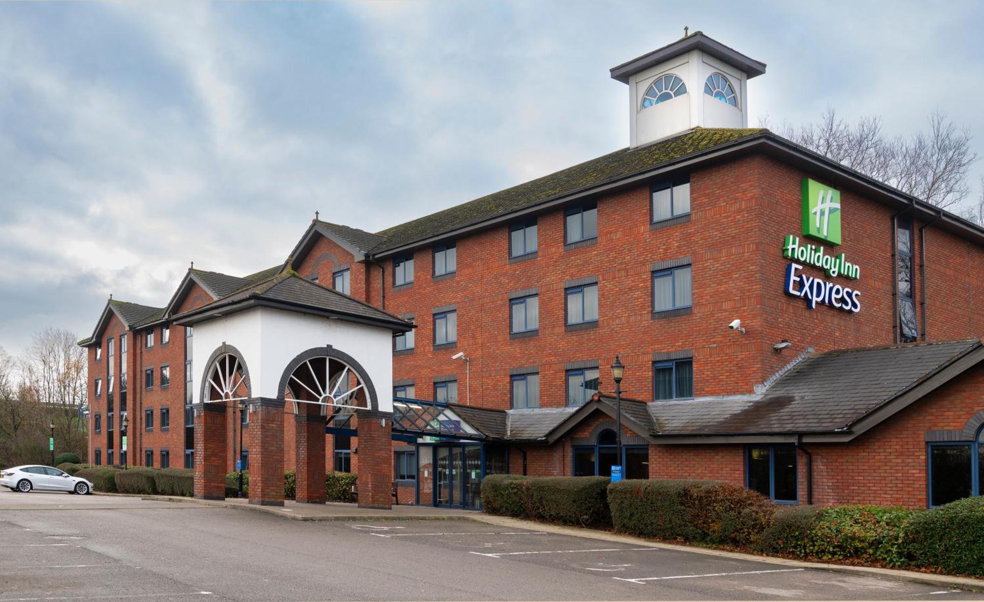 Holiday Inn Express Stafford By Ihg Exterior foto