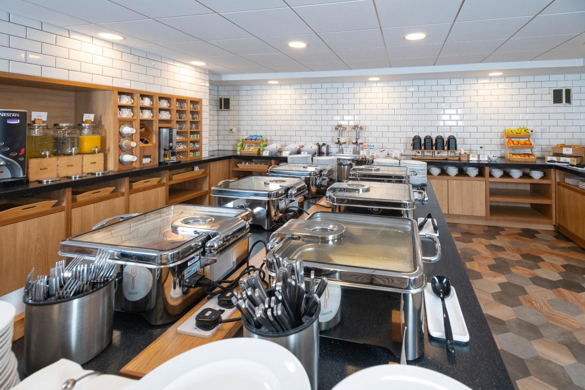 Holiday Inn Express Stafford By Ihg Exterior foto