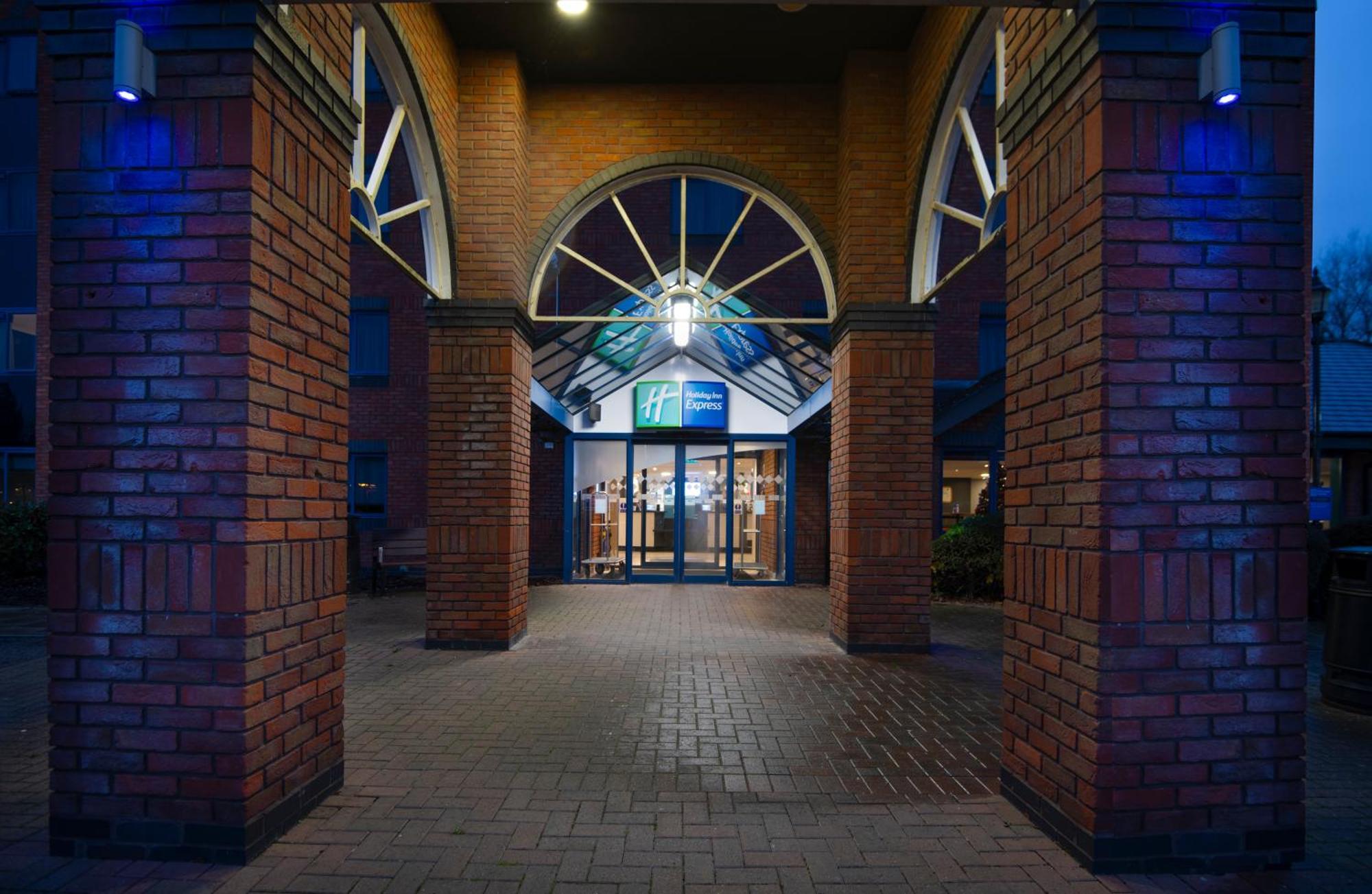 Holiday Inn Express Stafford By Ihg Exterior foto