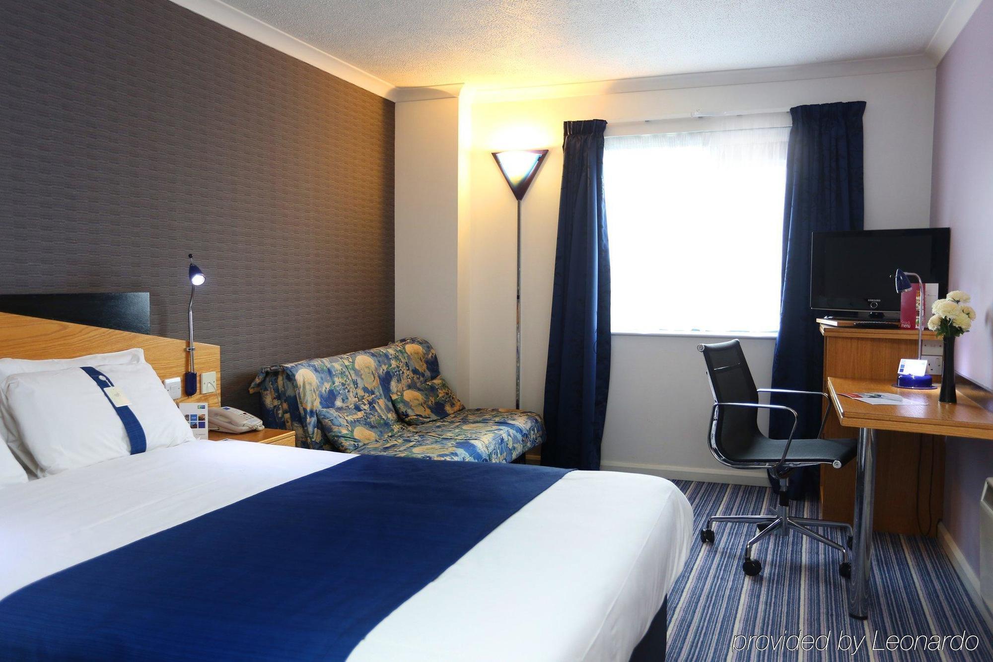 Holiday Inn Express Stafford By Ihg Exterior foto