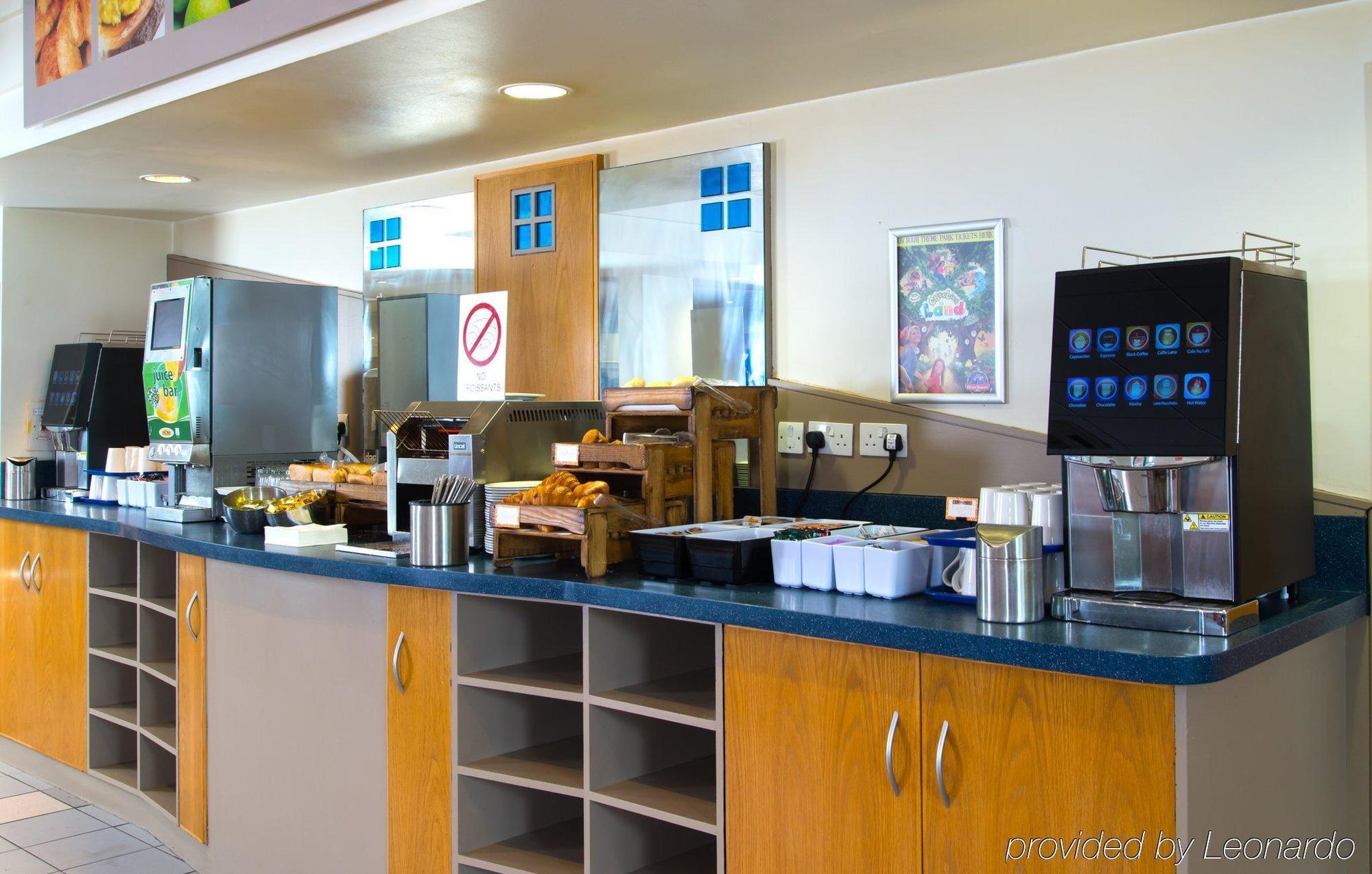 Holiday Inn Express Stafford By Ihg Exterior foto