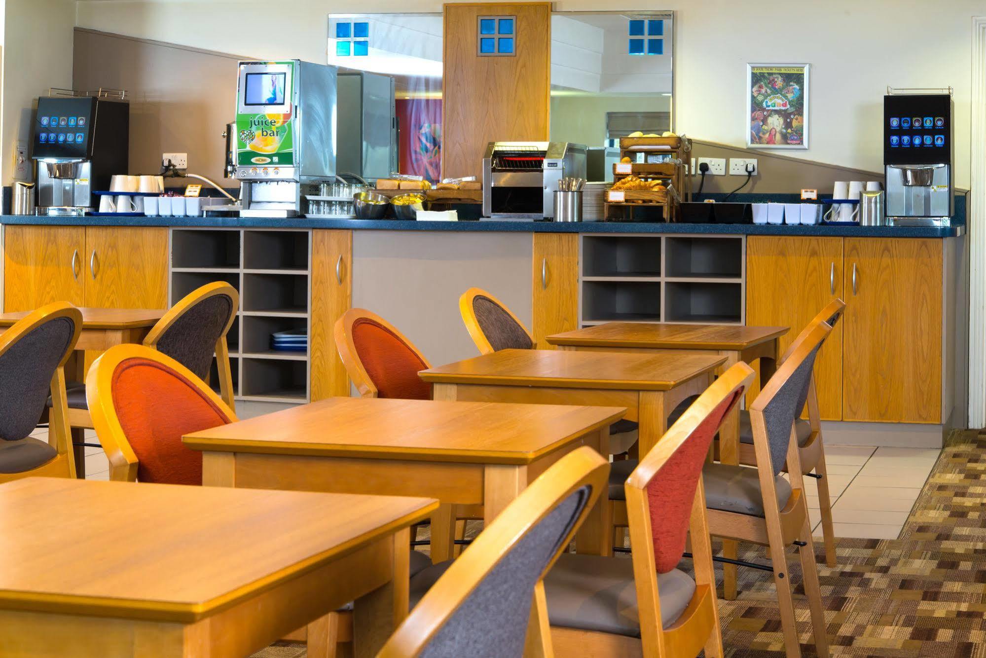 Holiday Inn Express Stafford By Ihg Exterior foto