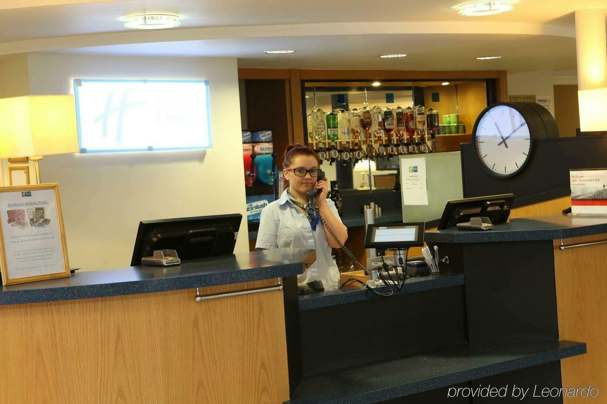 Holiday Inn Express Stafford By Ihg Exterior foto