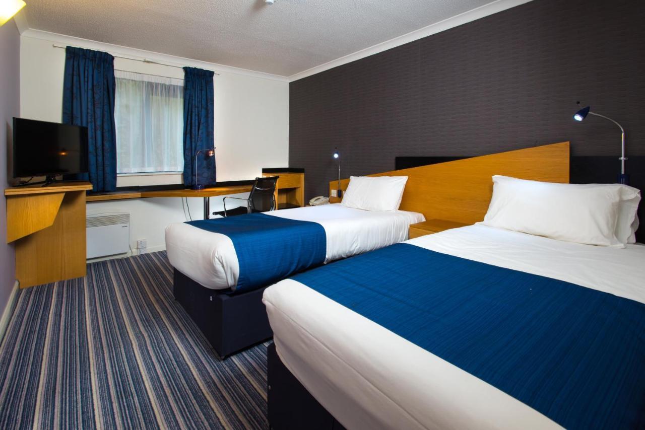 Holiday Inn Express Stafford By Ihg Exterior foto
