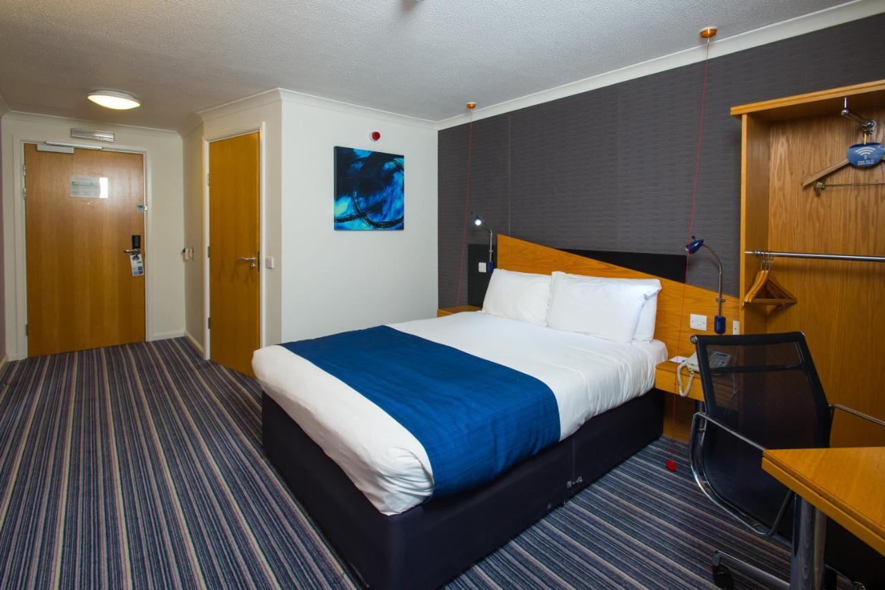 Holiday Inn Express Stafford By Ihg Exterior foto